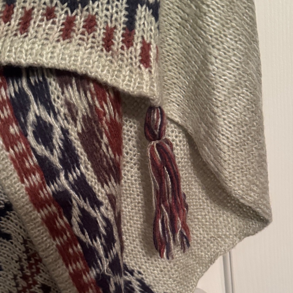 Gray Patterned Poncho with Tassels (R) - Picture 4 of 6